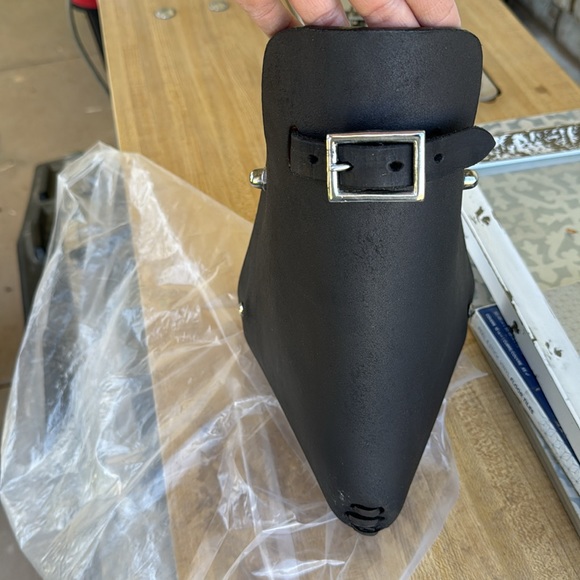 New in packaging black stirrup tapaderos - Picture 3 of 4